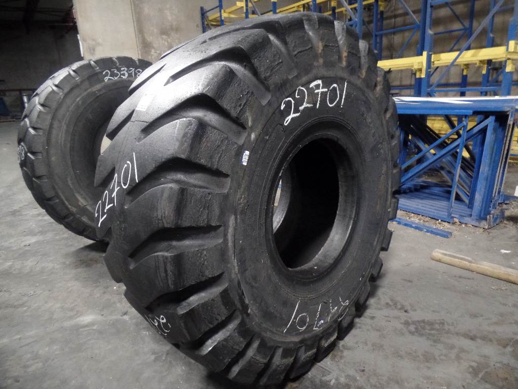 26.5X25 LOW TREAD BIAS PLY USED TIRE SAN ANTONIO, TEXAS For Sale