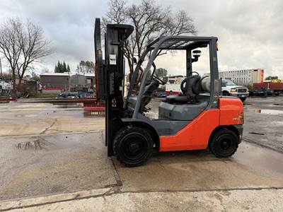 2014 Toyota 8FGU30 Pneumatic Tire Forklift - Sideshifter - LOW HOURS