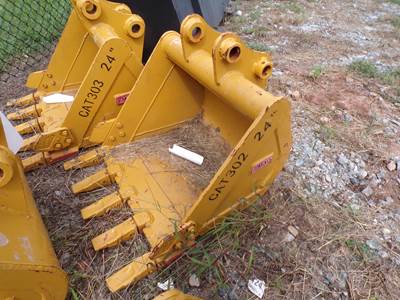 24" CAT 302 Tooth Bucket