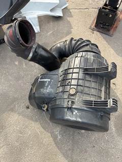 Volvo VNL Air Cleaner / Air Filter Housing for a Volvo Truck VNL