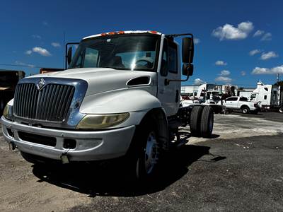 2003 International DuraStar 4300 Cab & Chassis Truck
