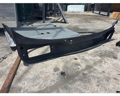 Freightliner Cascadia Cowl
