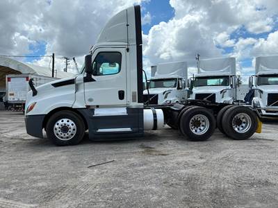 2020 Freightliner Cascadia 126 Day Cab Truck