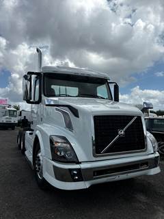 2014 Volvo VNL Day Cab Truck