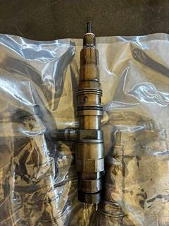 Detroit DD15 Fuel Injector for a Freightliner Cascadia
