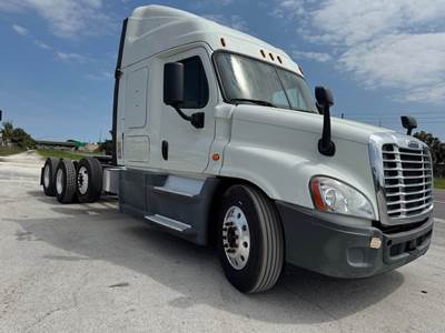 2017 Freightliner Cascadia 125 Sleeper Semi Truck TRI AXLE