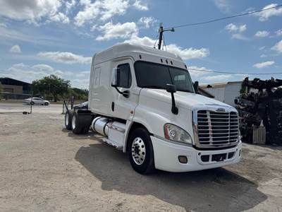 2014 Freightliner Cascadia 125 Sleeper Semi Truck