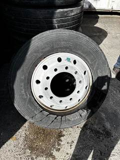 HUB PILOT 285 70R 19.5 Tire & Rim