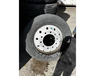 HUB PILOT 285 70R 19.5 Tire & Rim