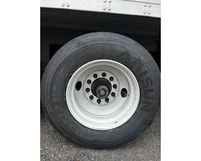 HUB PILOT 295 75R 22.5 Tire & Rim
