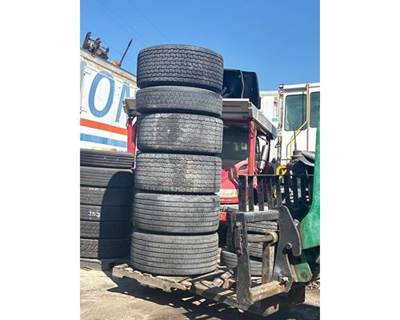 HUB PILOT 445 50R 22.5 Tire & Rim