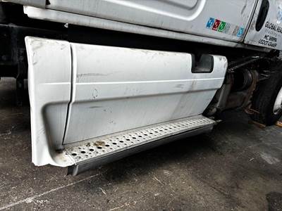 Freightliner Cascadia Truck Skirt