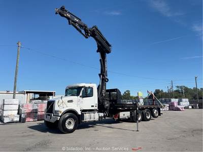 2019 Volvo VHD84B 74' Hiab Knuckleboom Crane Flatbed Truck Tractor A/T bidadoo
