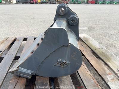 2001 John Deere 28" Hydraulic Excavator Cutting Edge Cleanout Bucket bidadoo