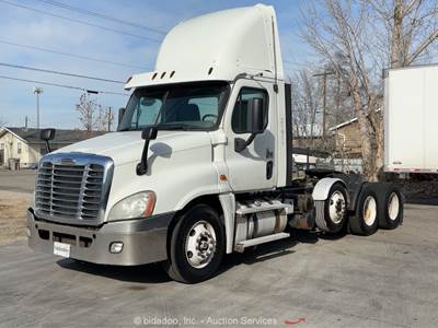 2013 Freightliner Cascadia 125 Tri-Axel Truck Tractor Detroit DD15 M/T bidadoo