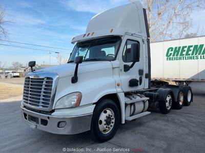 2013 Freightliner Cascadia 125 Tri-Axle Truck Tractor Detroit DD15 M/T bidadoo