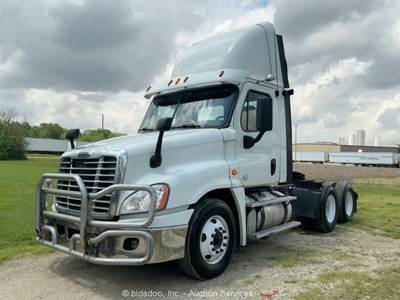 2015 Freightliner CA125DC T/A Daycab Truck Tractor Semi Detroit DD15 M/T bidadoo