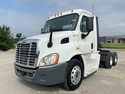 2016 Freightliner Cascadia T/A Daycab Semi Truck Tractor DD13 A/T A/R bidadoo