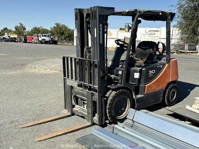 2015 Doosan G30E-5 6,000 lbs Industrial Warehouse Forklift D/F -Parts/Repair
