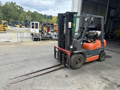 Toyota 42-6FGU25 5,000 lbs Class Warehouse Forklift Pallet Lift Truck bidadoo