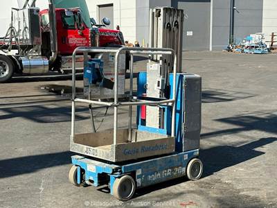 2014 Genie GR-20 19' Electric Mast Lift Portable Man Aerial Push Around bidadoo
