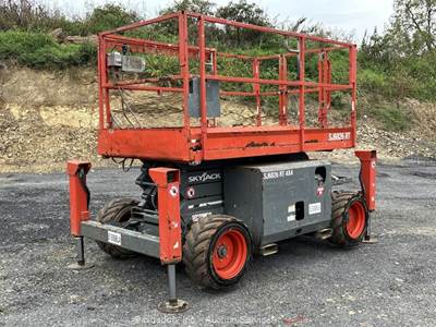 2017 Skyjack SJ6826RT 26' 4WD Dual Fuel Rough Terrain Scissor Lift bidadoo
