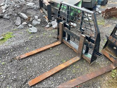 2022 John Deere 48" Adjustable Pallet Forks Skid Steer Attachment bidadoo