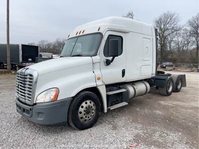 2016 Freightliner Cascadia Mid Roof Sleeper Truck Tractor Detroit A/T bidadoo