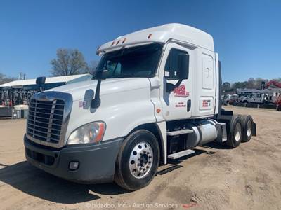 2014 Freightliner Cascadia T/A Sleeper Truck Tractor Detroit DD13 A/T bidadoo