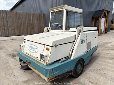 Tennant 92 50" Ride-On Industrial Warehouse Power Sweeper Debris Cab bidadoo