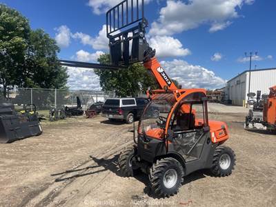 2023 Skytrak 3013 13' 2,700 lbs Telescopic Reach Forklift Cab Aux bidadoo -New