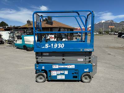 Scissor Lift 2015 Genie GS-1930 Electric 19' Platform Extendable