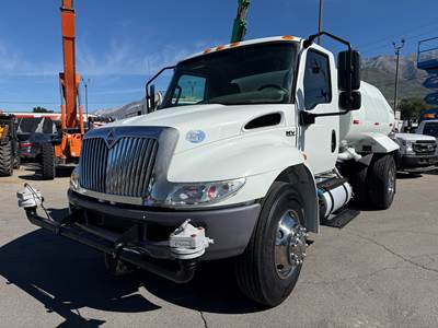 Used Water Truck 2,000 Gallon 2022 International Cummins Diesel, 6 Speed LOW MILES!!