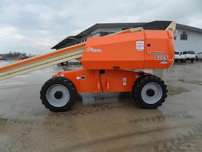JLG 600S Telescopic Boom Lift - 500lb Capacity