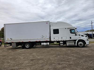 Freightliner Cascadia 113 Single Axle Expeditor / Hot Shot Truck - Detroit, 410HP, 10 Speed Smart Advantage Amt
