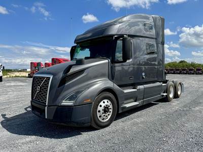Volvo VNL64T760 Sleeper Semi Truck - 76" Raised Roof Sleeper, D13 425HP, 12 Speed I Shift Automatic