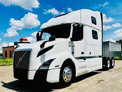 Volvo VNL64T860 Sleeper Semi Truck - Raised Roof Sleeper, D13 455HP, 12 Speed I Shift Amt