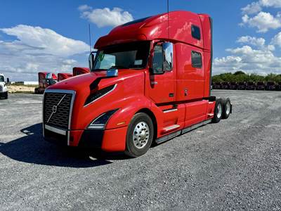 Volvo VNL64T860 Sleeper Semi Truck - 86" Raised Roof Sleeper, D13 425HP, 12 Speed I Shift Automatic