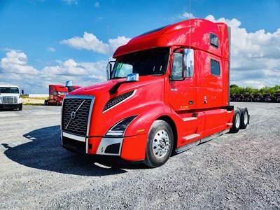 Volvo VNL64T860 Sleeper Semi Truck - 86" Raised Roof Sleeper, D13 425HP, 12 Speed I Shift Automatic
