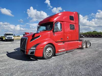 Volvo VNL64T860 Sleeper Semi Truck - 86" Raised Roof Sleeper, D13 425HP, 12 Speed I Shift Automatic