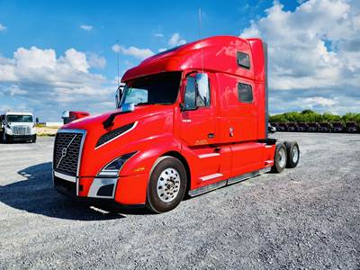 Volvo VNL64T860 Sleeper Semi Truck - 86" Raised Roof Sleeper, D13 425HP, 12 Speed I Shift Automatic