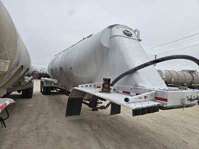 MAC Tandem Axle Aluminum Dry Bulk / Pneumatic Tank Trailer - Air Ride, Fixed Axle