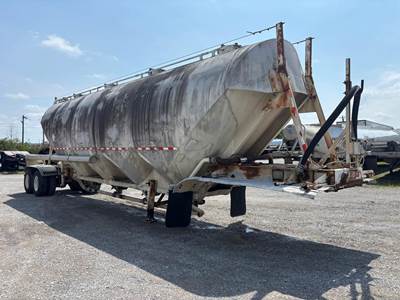 Fruehauf 1690 Dry Bulk / Pneumatic Tank Trailer