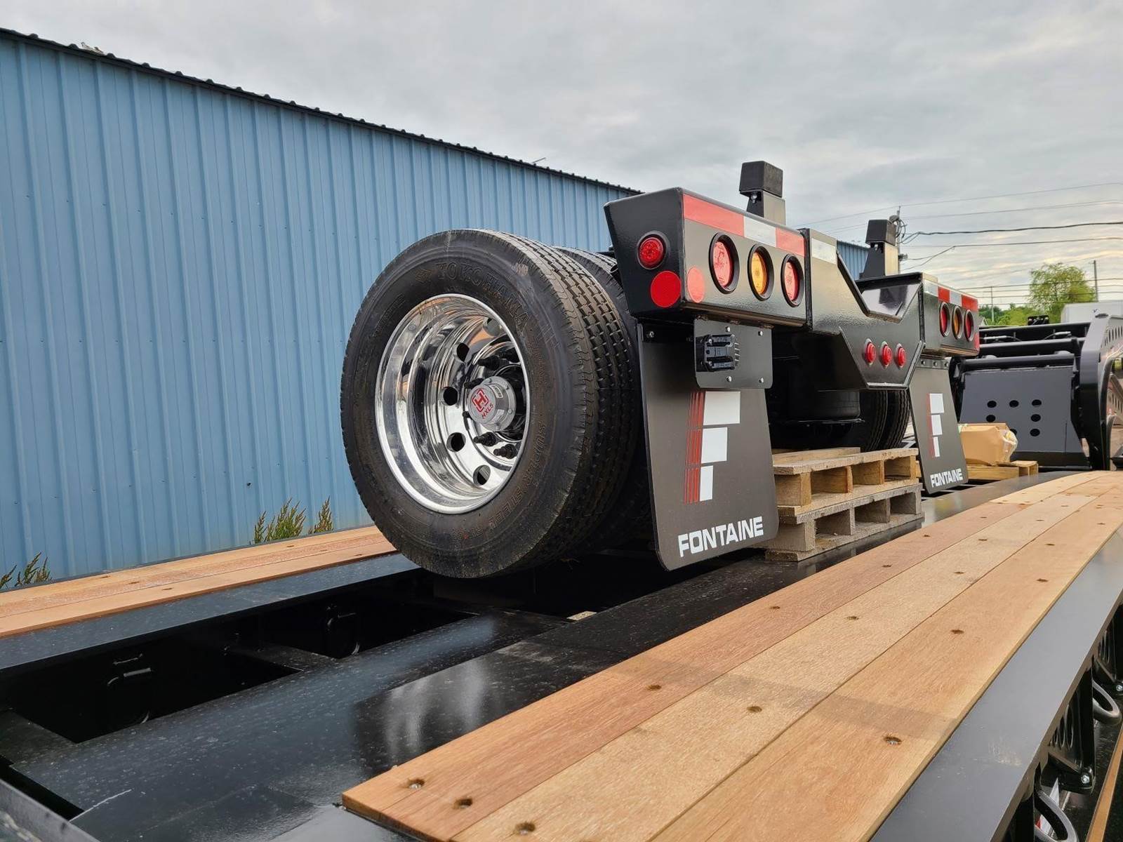 2023 Fontaine 5ft Single Axle Lowboy Trailer Air Ride, Fixed Axle For