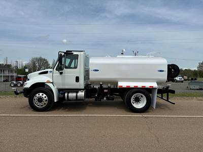 2018 International DuraStar 4300 Water Truck - Cummins - Automatic - Under CDL - New Tank