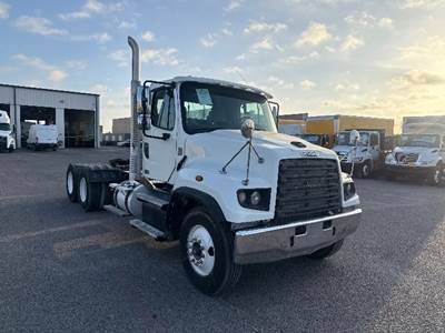 Freightliner 114SD Day Cab Truck - 450HP, 18 Speed Automatic