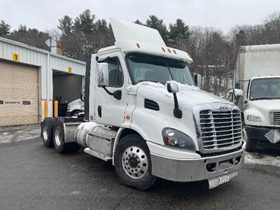 Freightliner Cascadia 113 Day Cab Truck - 435HP, 12 Speed Automatic
