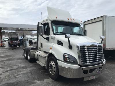 Freightliner Cascadia 113 Day Cab Truck - 435HP, 12 Speed Automatic
