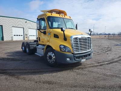 Freightliner Cascadia 113 Day Cab Truck - 450HP, 10 Speed Automatic