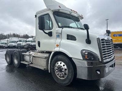Freightliner Cascadia 113 Day Cab Truck - 410HP, 12 Speed Automatic
